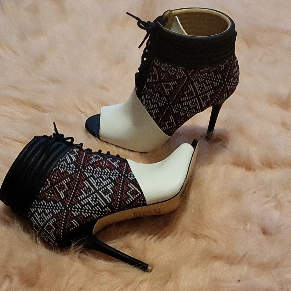 Bootie Peep Toe Unique Pattern - Picture 2 of 6